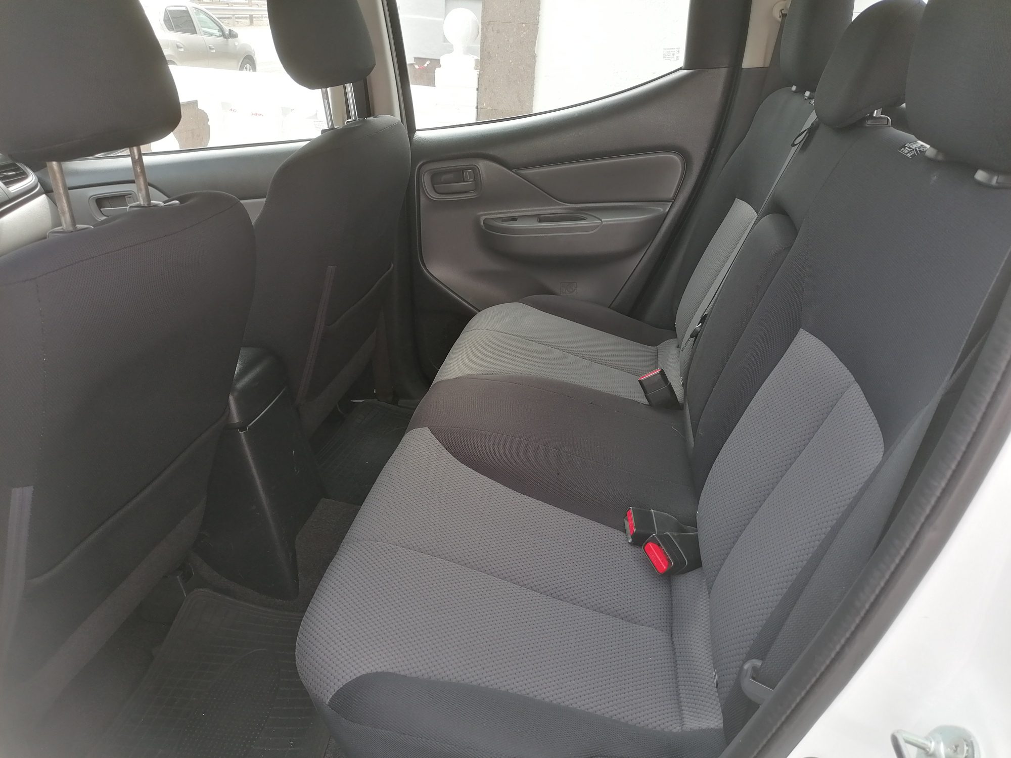 
								MITSUBISHI L200 2.4 lleno									