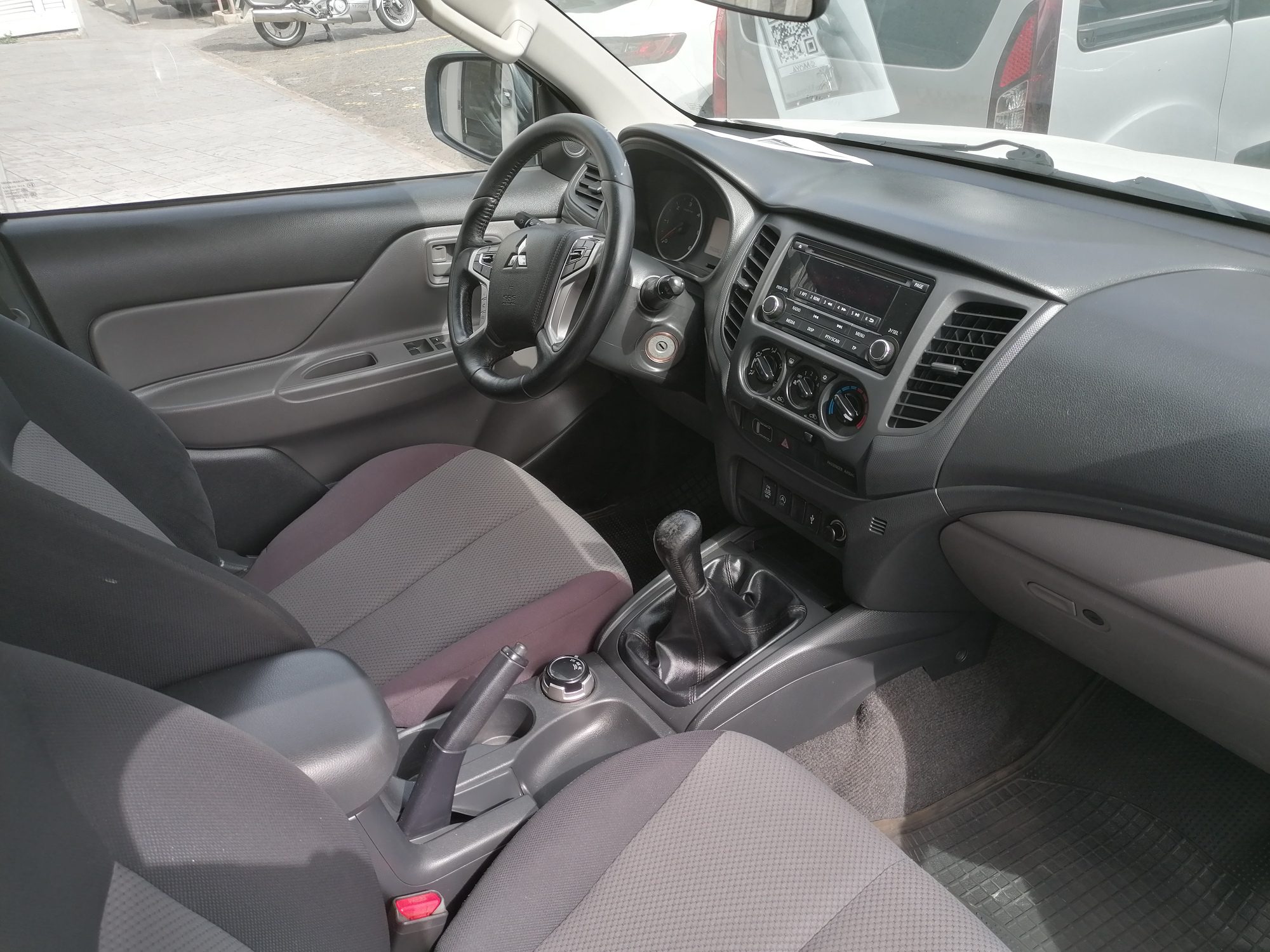 
								MITSUBISHI L200 2.4 lleno									