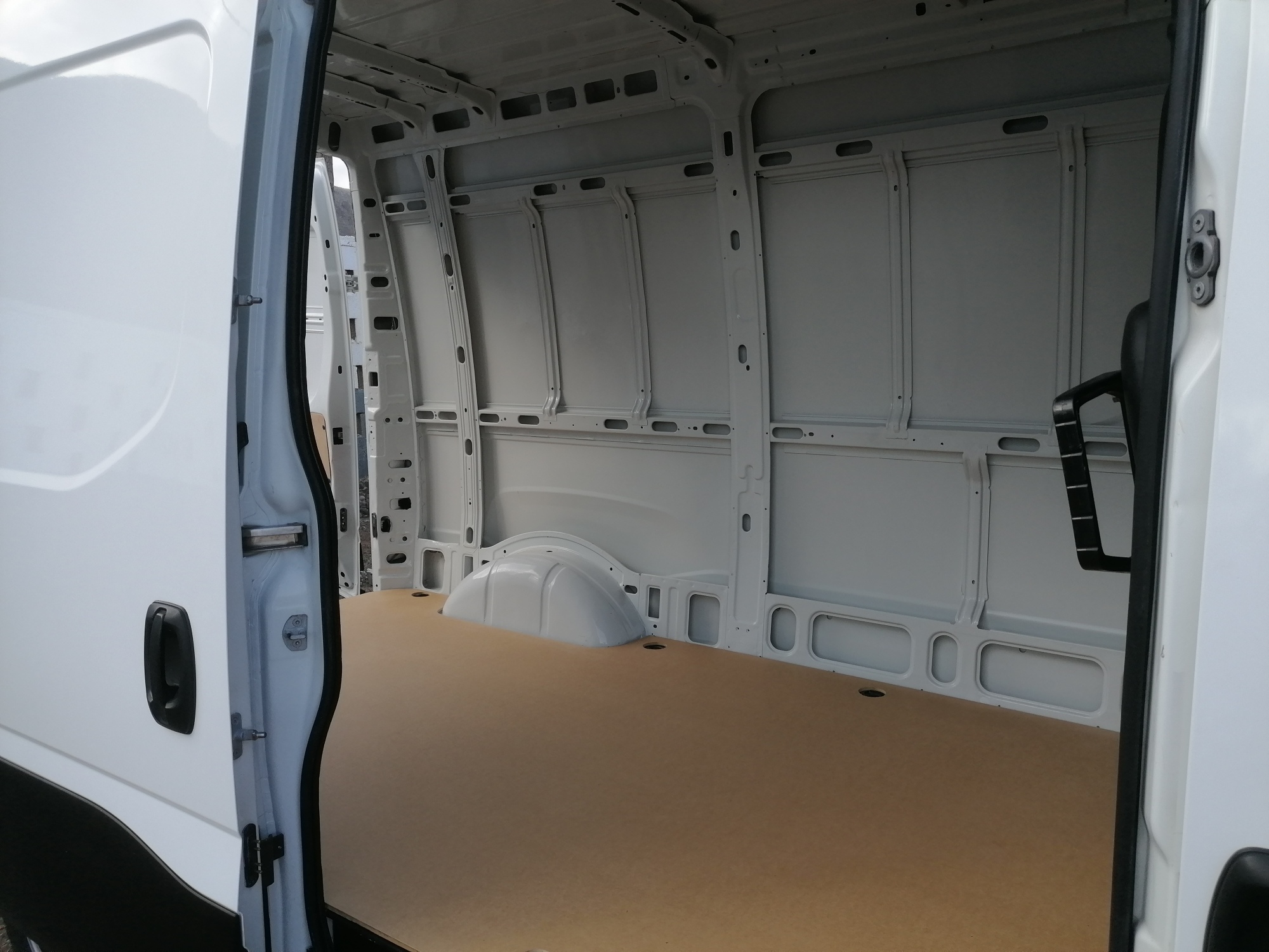 
								IVECO DAILY 2.3 lleno									
