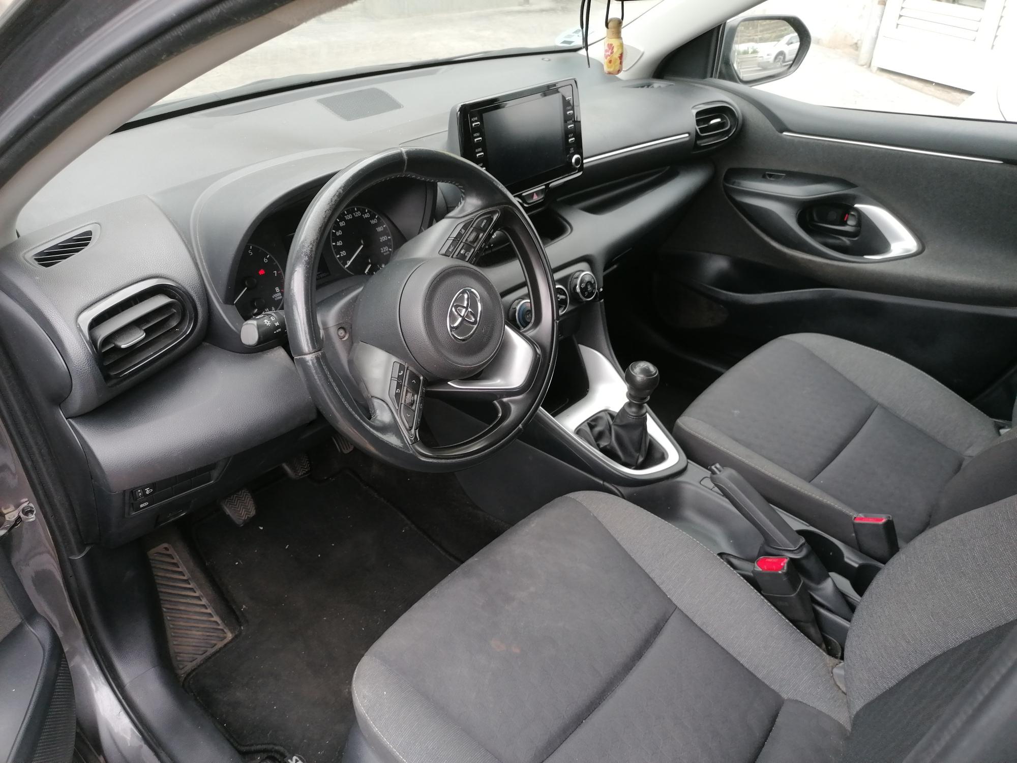 
								TOYOTA YARIS 1.5 lleno									