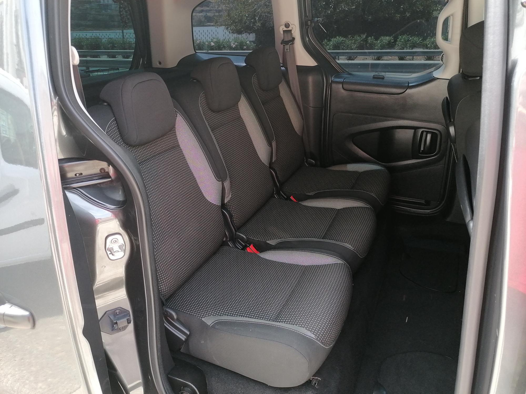 
								PEUGEOT PARTNER 1.6 lleno									
