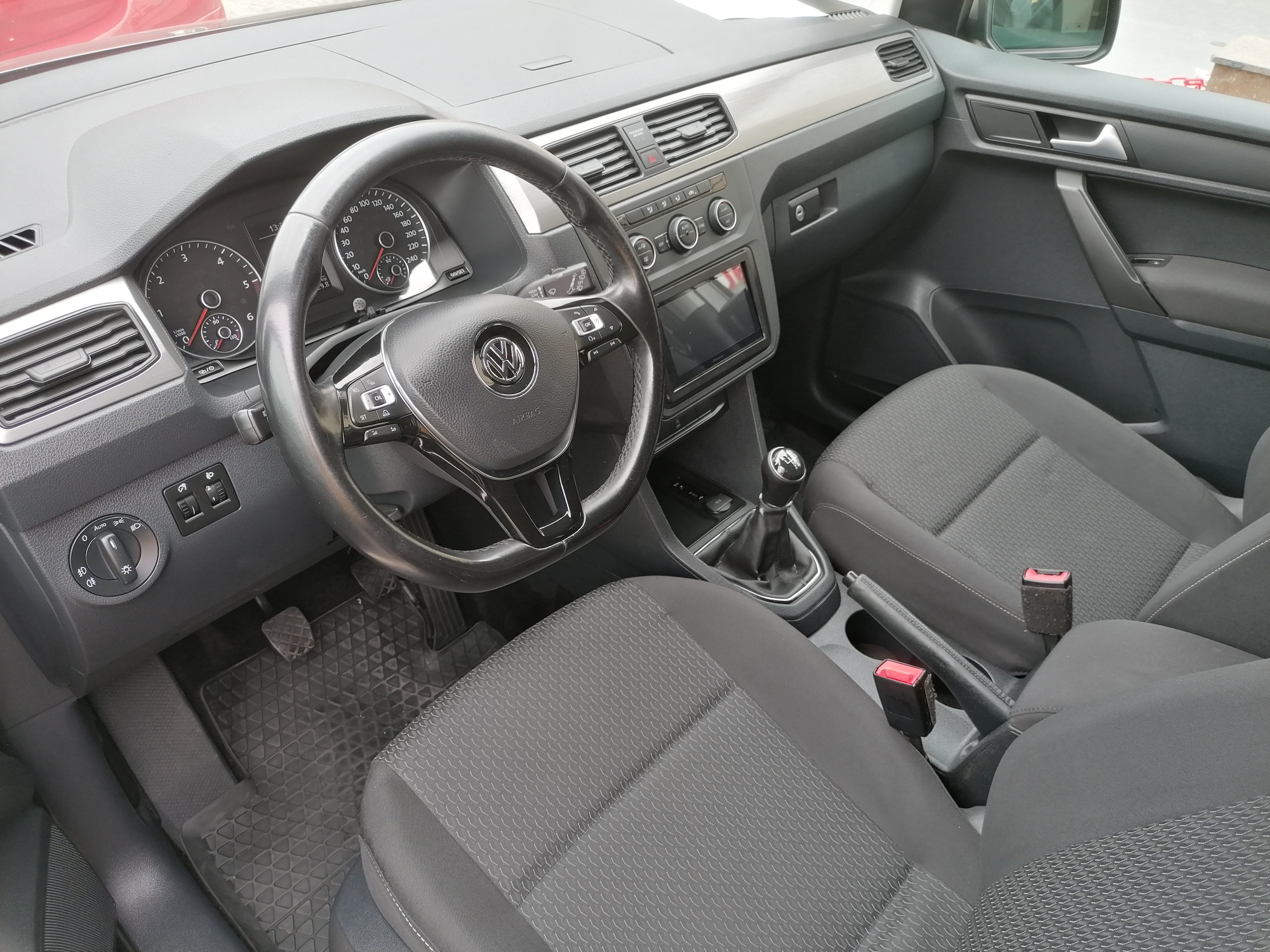
								VOLKSWAGEN CADDY MAXI 2.0 lleno									